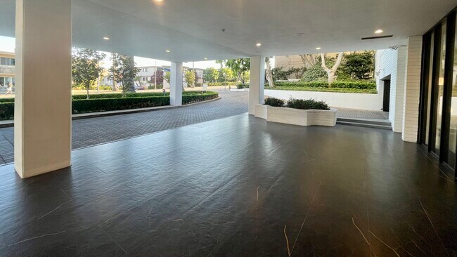 Main Entrance - 7135 Hollywood Blvd
