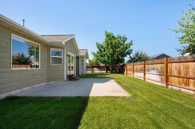 Building Photo - "Charming 3 bed / 2 Bath w/ Additional Off...