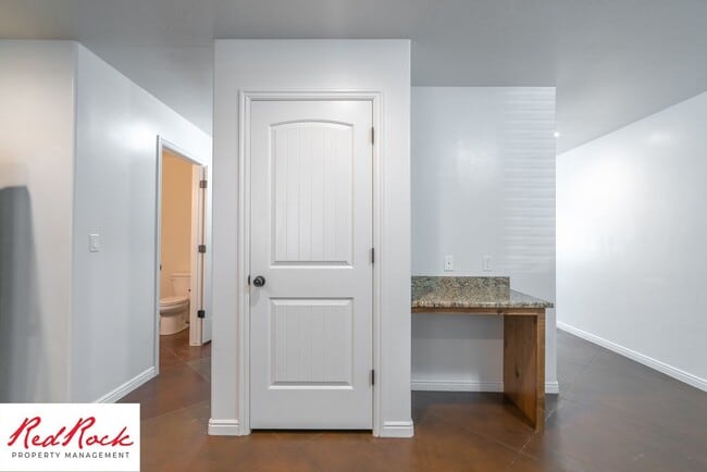 Building Photo - Conveniently located 3 Bedroom Townhome