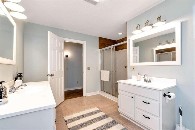 Building Photo - 3978 Pineshore Cir