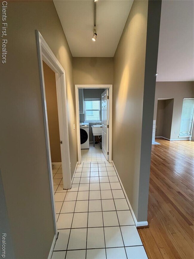 Building Photo - 35285 Pennington Dr