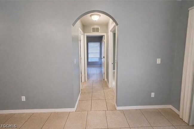 Building Photo - 609-611 Hawthorne Ave S