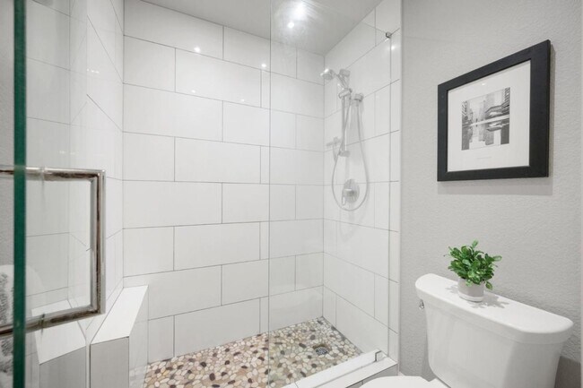 Building Photo - Immaculate 3 Bedroom 2.5 Bath Condominium ...
