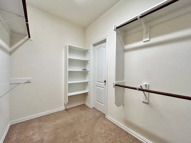 Building Photo - Bright & Beautiful 4 Bed, 3.5 Bath Home with Room for Everyone