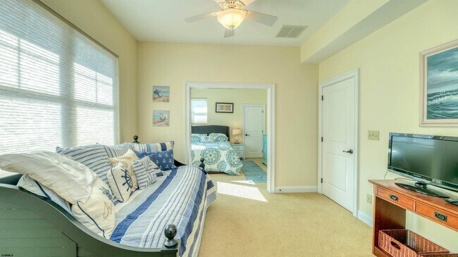 Building Photo - 909 N Cambridge Ave