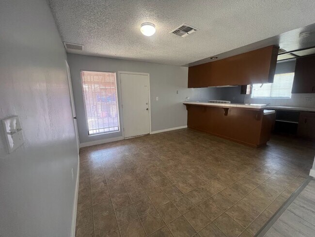 Building Photo - 4416 Parkwood Ct 93309