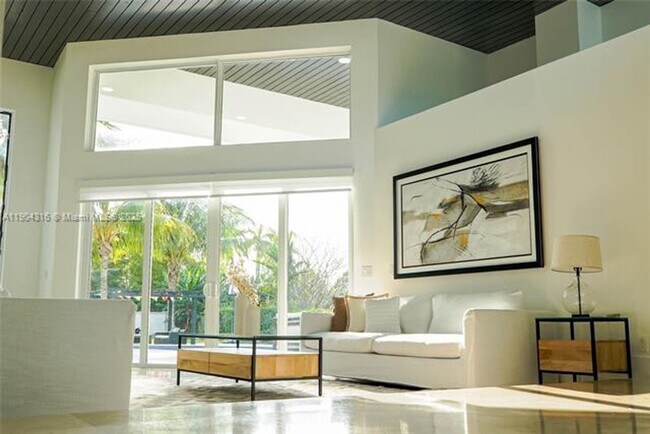 Building Photo - 290 NW 125th Ave