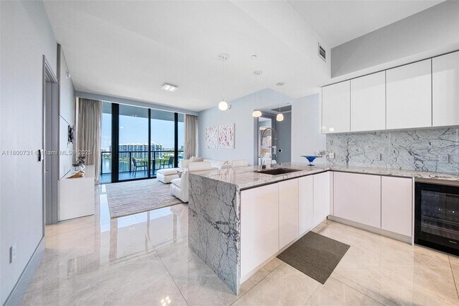 Building Photo - 5500 Island Estates Dr