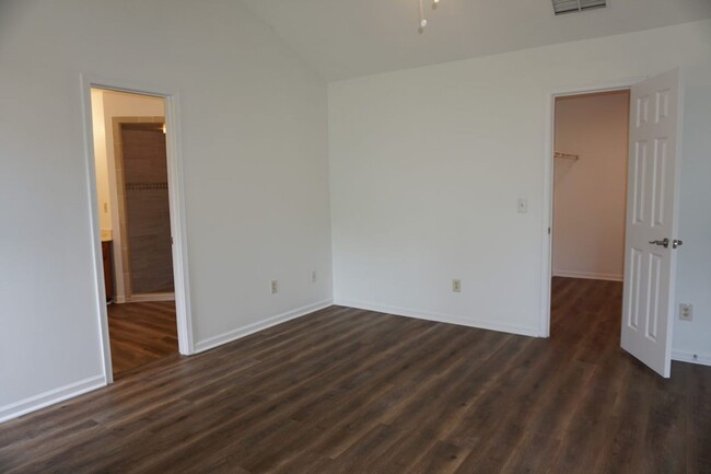 Building Photo - 3 Bedroom 2 Bathroom Home With Garage in M...