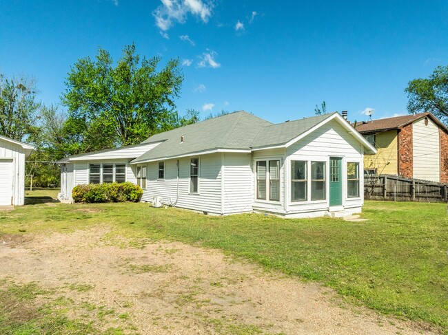 Building Photo - Freshly Updated 3 Bedroom Home