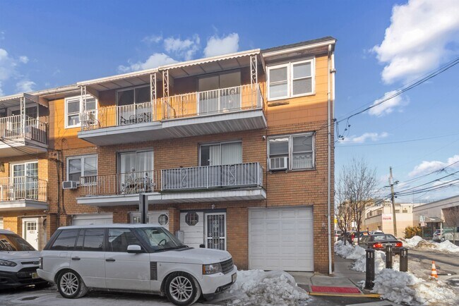 Building Photo - 4017 Hudson Ave