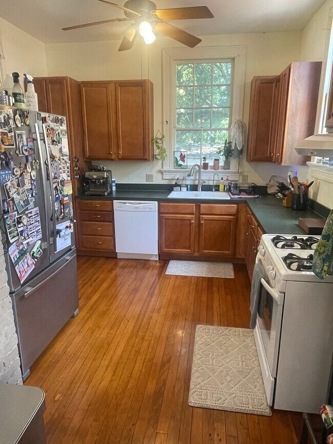Building Photo - Gorgeous 3BD/2BA Single Family Home in Mid...