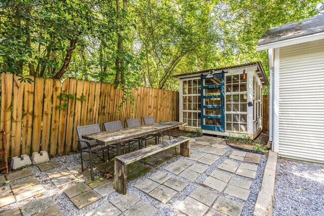 Building Photo - 4041 Pine Hill Dr