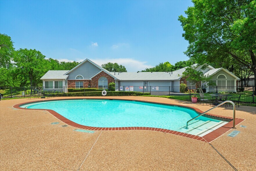 Building Photo - 902 Bridges Dr
