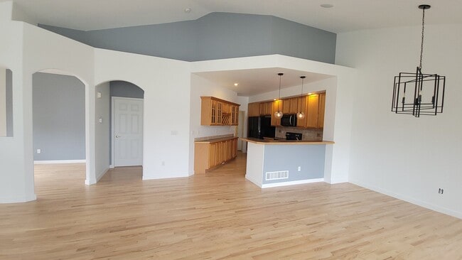 Building Photo - Beautiful Single Story Townhouse with Den & Attached 2-Car Garage