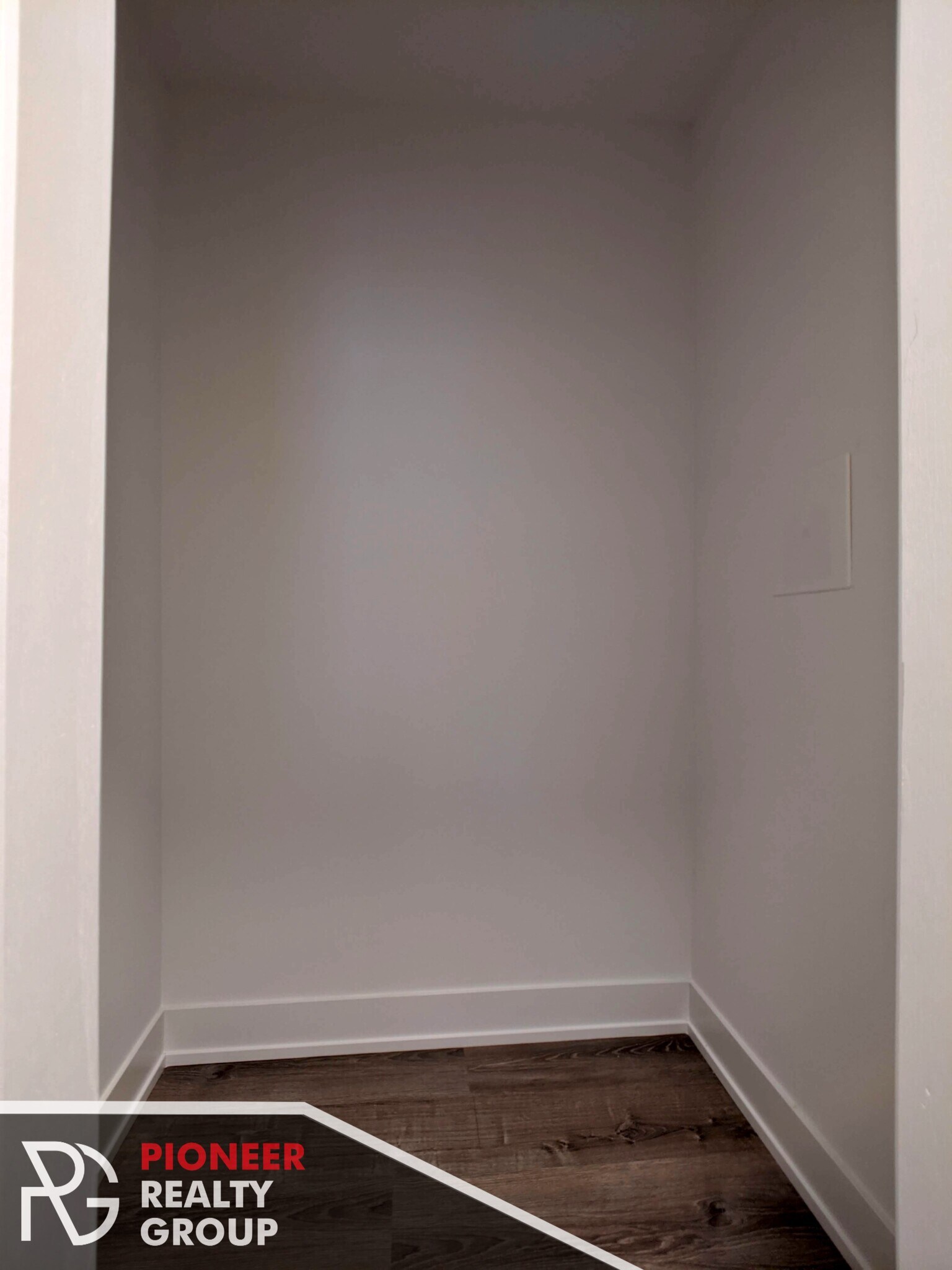 Building Photo - 423 W Belden Ave