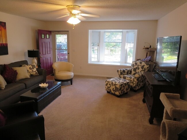Building Photo - Spacious 2-Level Townhouse