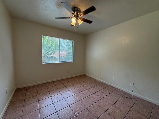 Building Photo - 1109 Village Green Dr