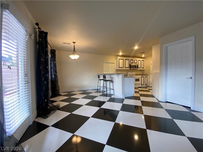 Building Photo - 175 Real Long Way