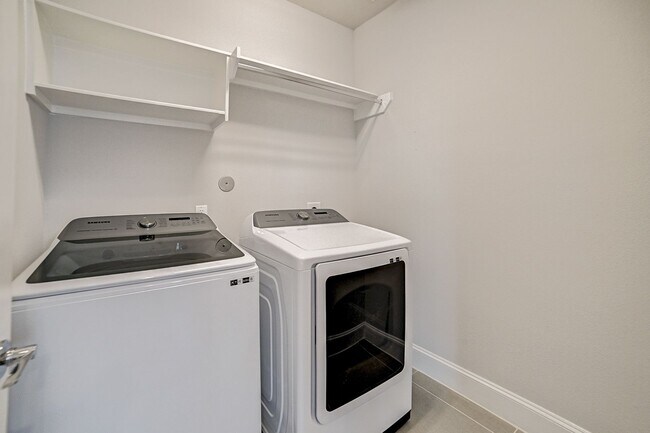 Building Photo - Stunning Modern Townhome in Central Location!