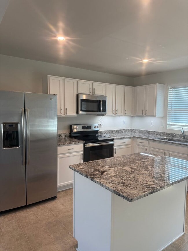 Building Photo - Newly Renovated 3BR Townhome with Private Patio in Fort Mill