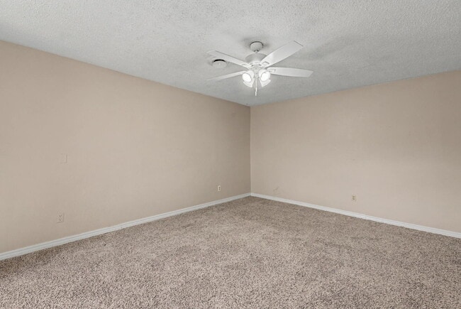 Building Photo - 910 S 28th St