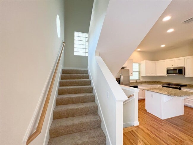 Building Photo - Modern tri-level 3 bed/ 2.5 bath