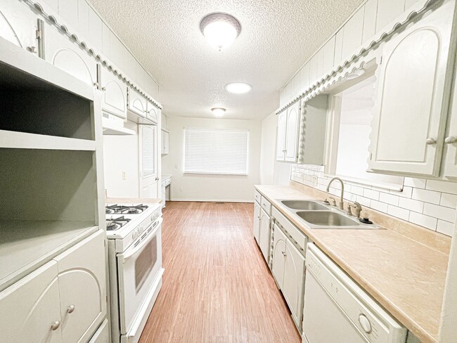 Building Photo - 3 Bed 1.5 Bath - Moore