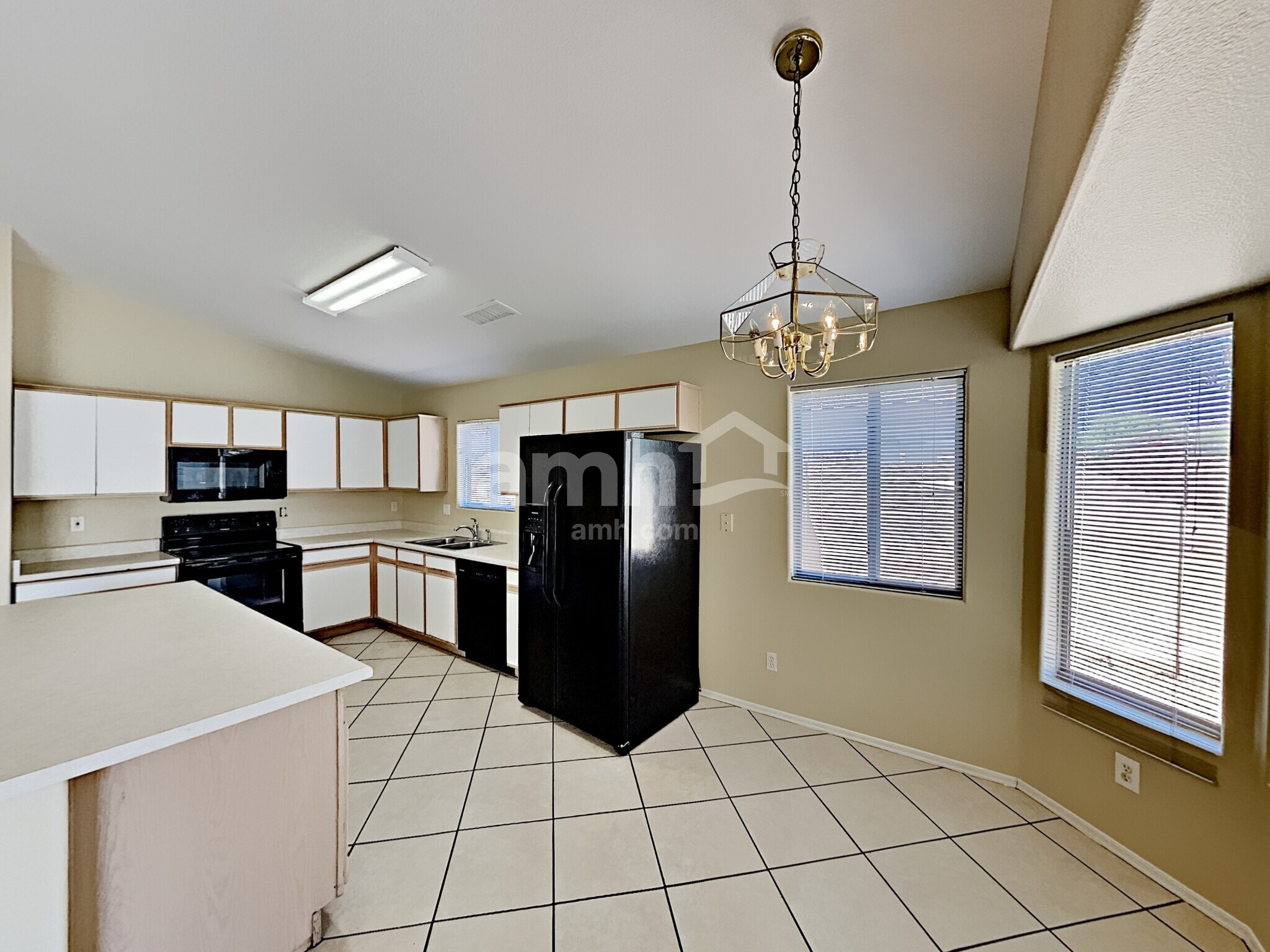 Building Photo - 8418 W Pinchot Ave