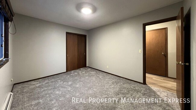 Building Photo - Spacious 2 Bedroom Apartment with Modern U...