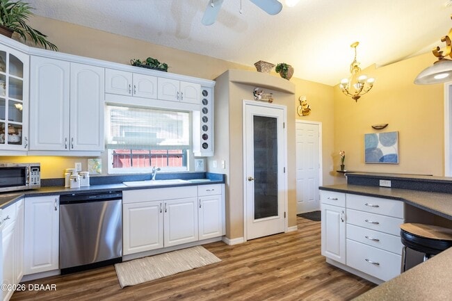 Building Photo - 497 Grandview Ave