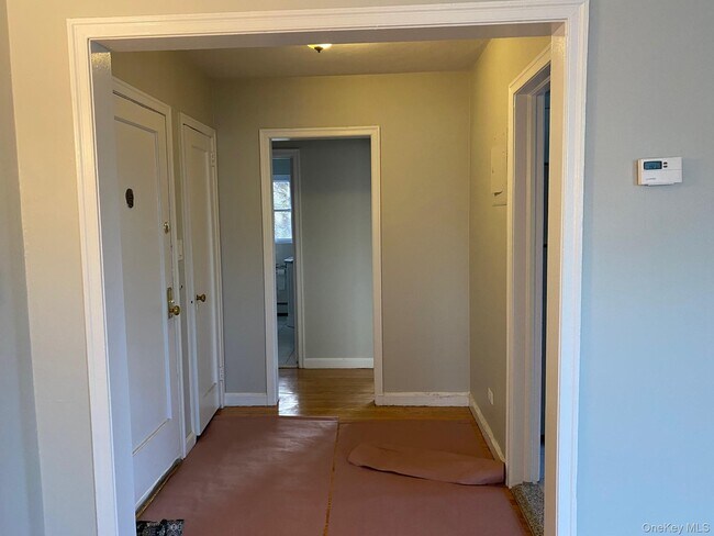 Building Photo - 49-16 Douglaston Pkwy