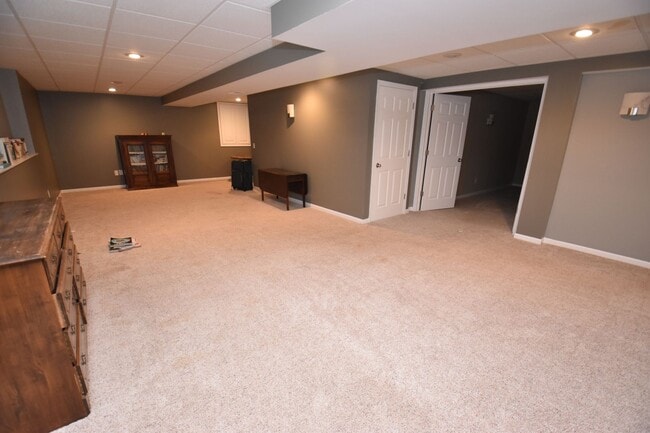 Building Photo - Home in Farmington Hills, 3 bedroom, 2 bath. Close to Notre Dame!