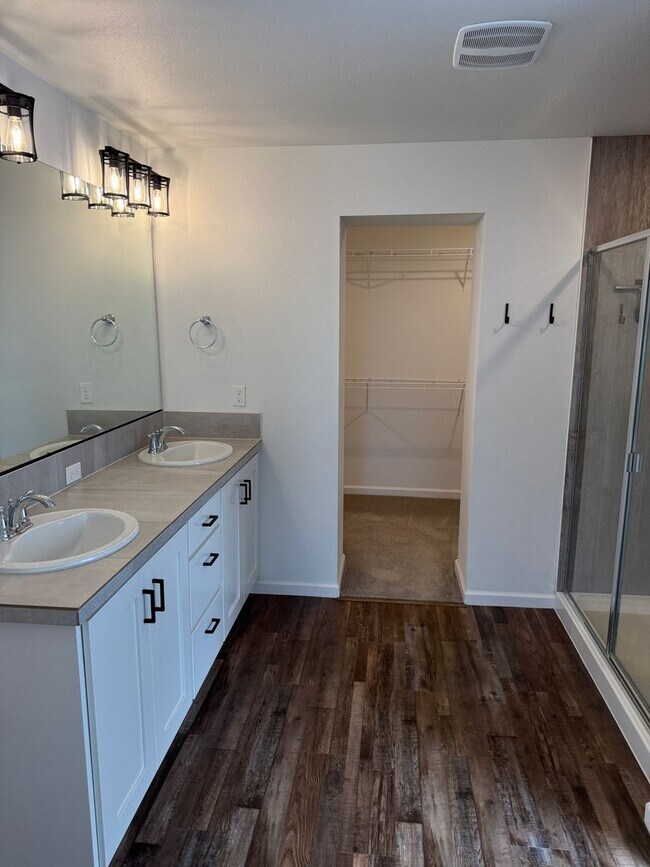 Building Photo - Hillsboro Townhouse/Condo