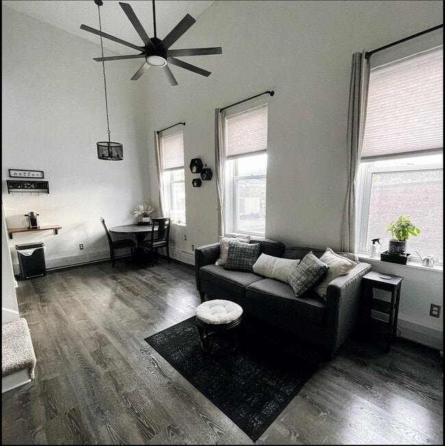 Building Photo - 405 Main St