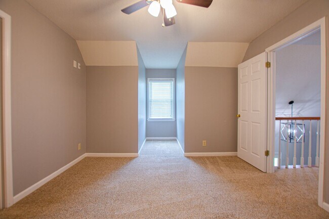 Building Photo - Pet Friendly Three Bedroom!