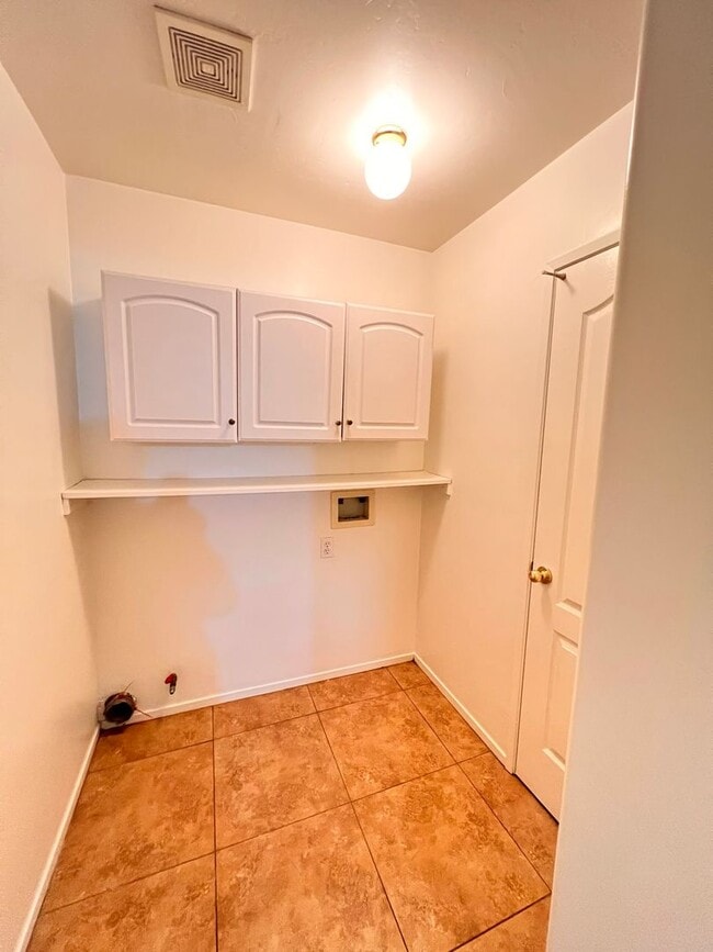 Building Photo - Southwest Bakersfield