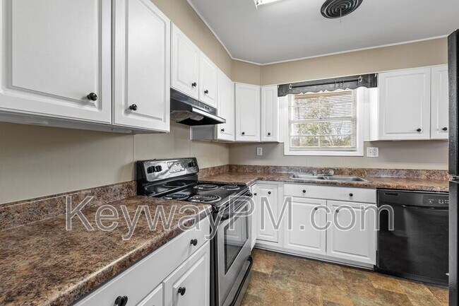 Building Photo - 3645 Westwood Dr