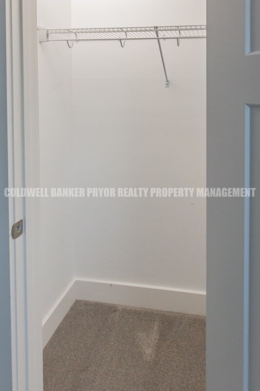 Building Photo - 9618 Shooting Star Cir