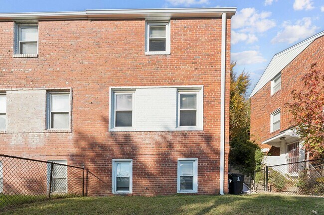 Building Photo - Charming and inviting two-bedroom home in an unbeatable location.