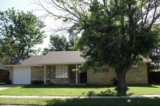 Building Photo - 3 bedroom 1 1/2 bath Home