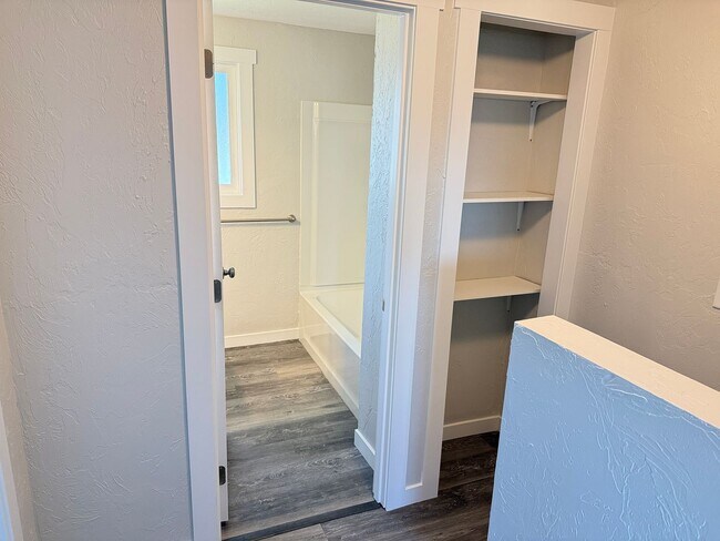 Building Photo - New 2 bed 1 1/2 bath duplex in Springfield!