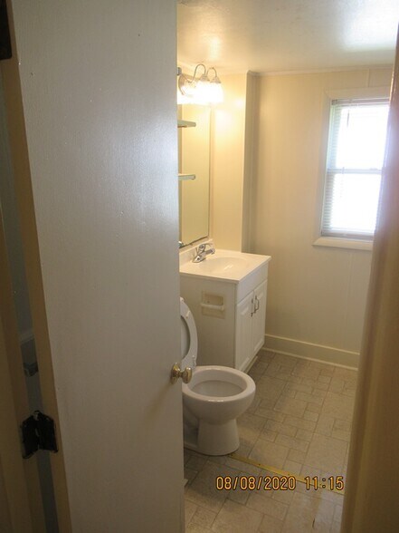 Building Photo - 419 E 12th St