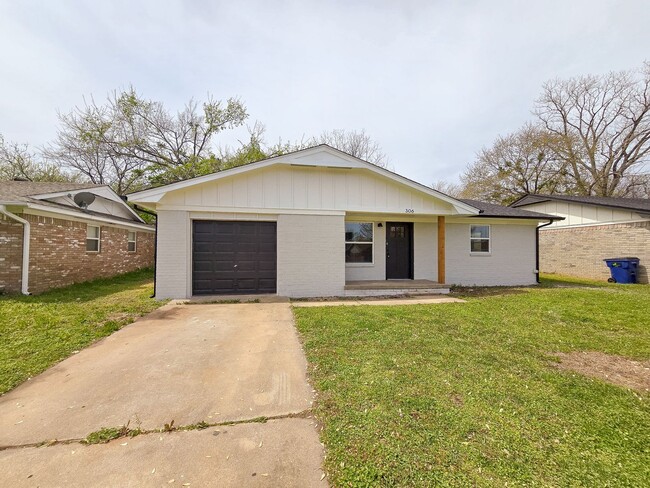 Primary Photo - Beautifully remodeled 3 bed 1.5 bath home ...