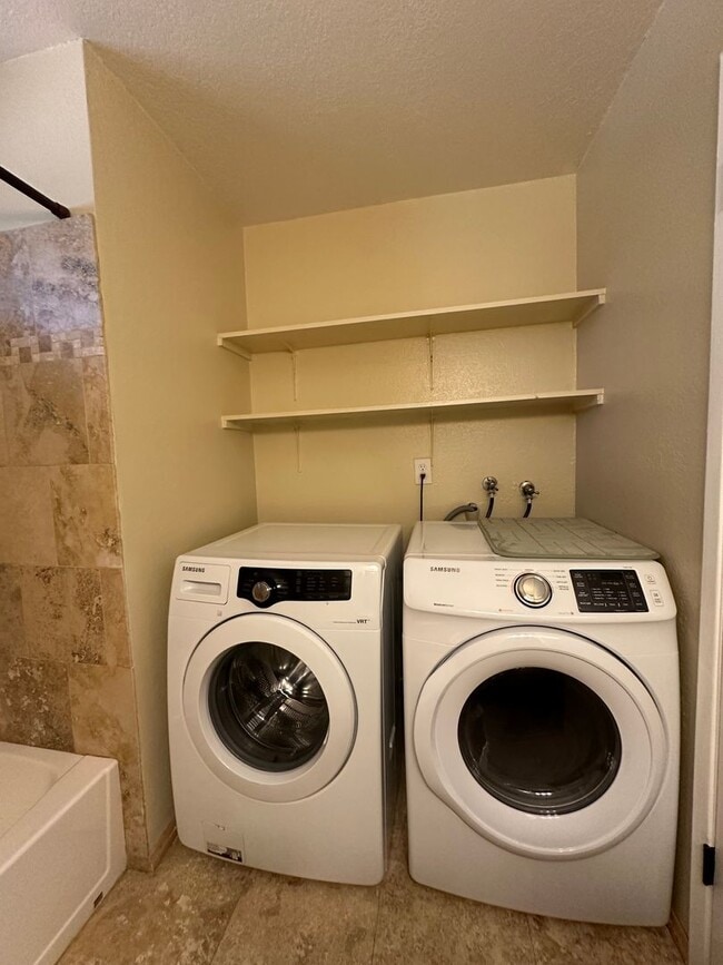 Building Photo - Well Kept Home in Quiet Neighborhood with ...