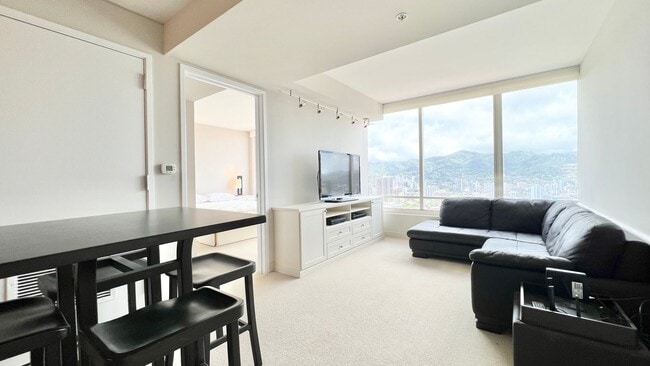 Building Photo - 2 BEDROOM HIGH FLOOR UNIT IN KAKAAKO