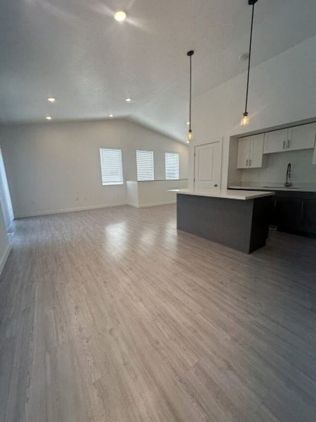 Building Photo - 3870 S 590 E