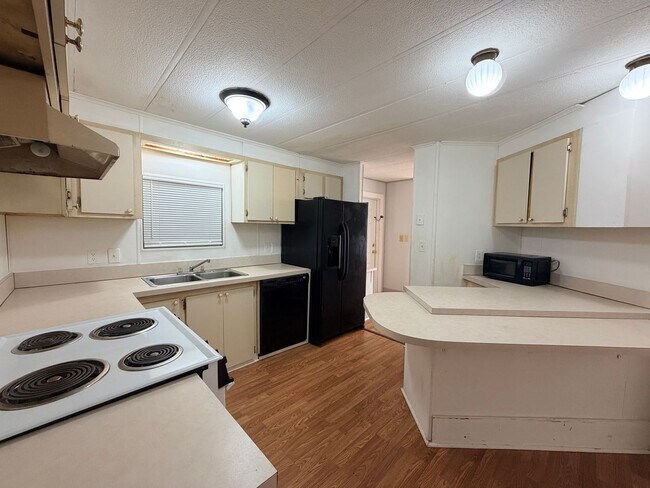 Building Photo - OVERSIZED 2/2 IN QUIET NEIGHBORHOOD!