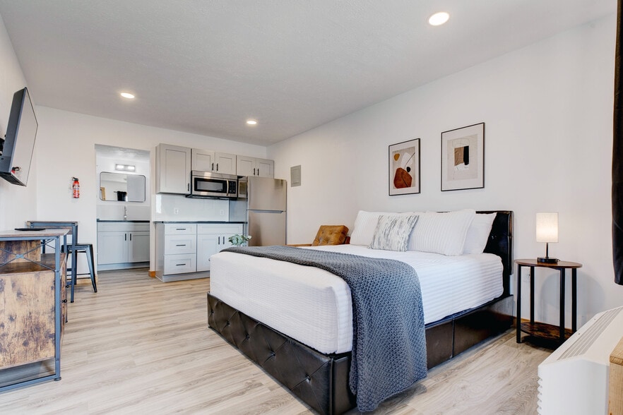 Primary Photo - Sunrise Suites