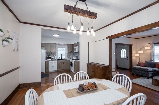 Building Photo - 3 BED 1 BATH SINGLE FAMILY HOME IN BEAUTIFUL LAKEWOOD!